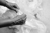 Vorbereitung der Materialien zum Papierschöpfen